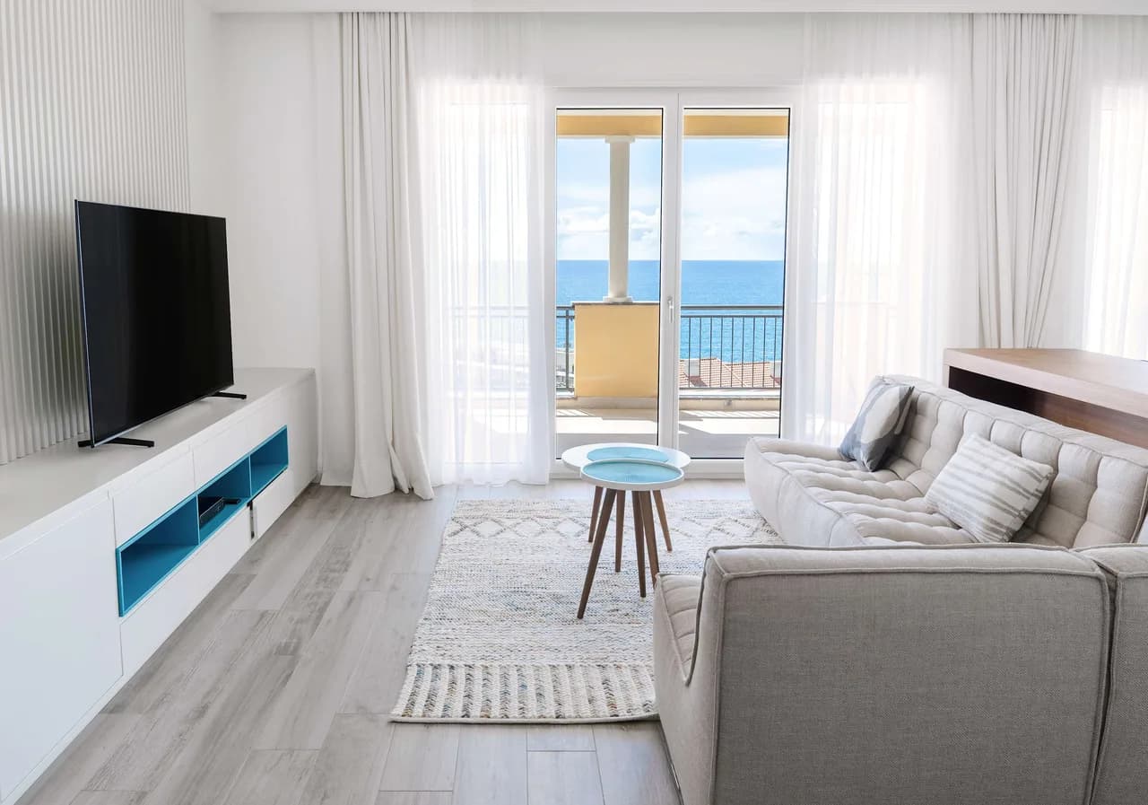 Elegant Two Bedroom Sea View Stay photo 3