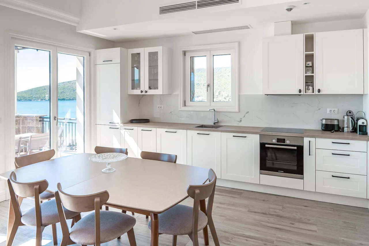 Elegant Two Bedroom Sea View Stay photo 4
