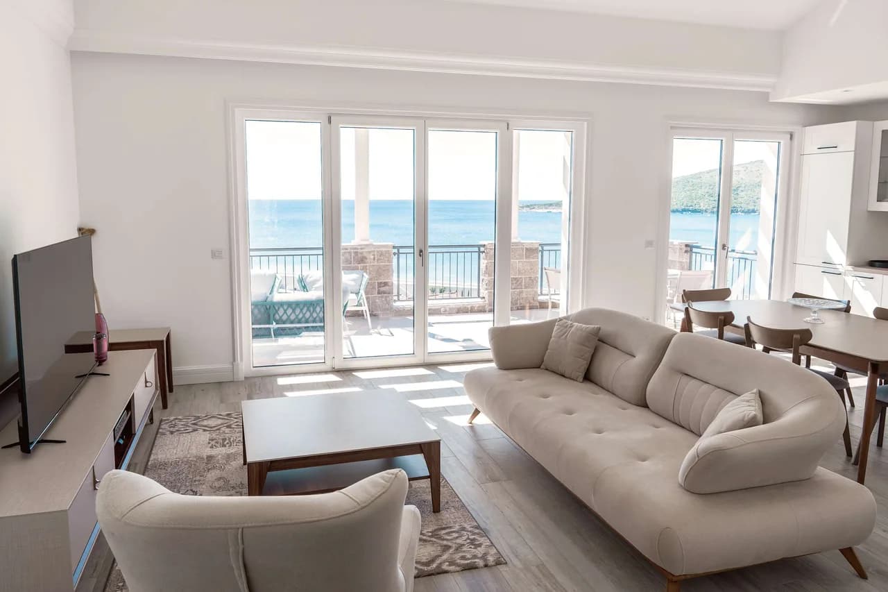 Elegant Two Bedroom Sea View Stay photo 5