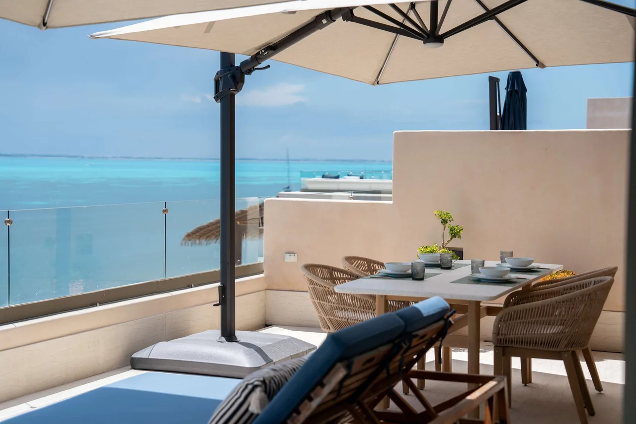Couples Retreat | Beachfront Rooftop & Jacuzzi photo 4