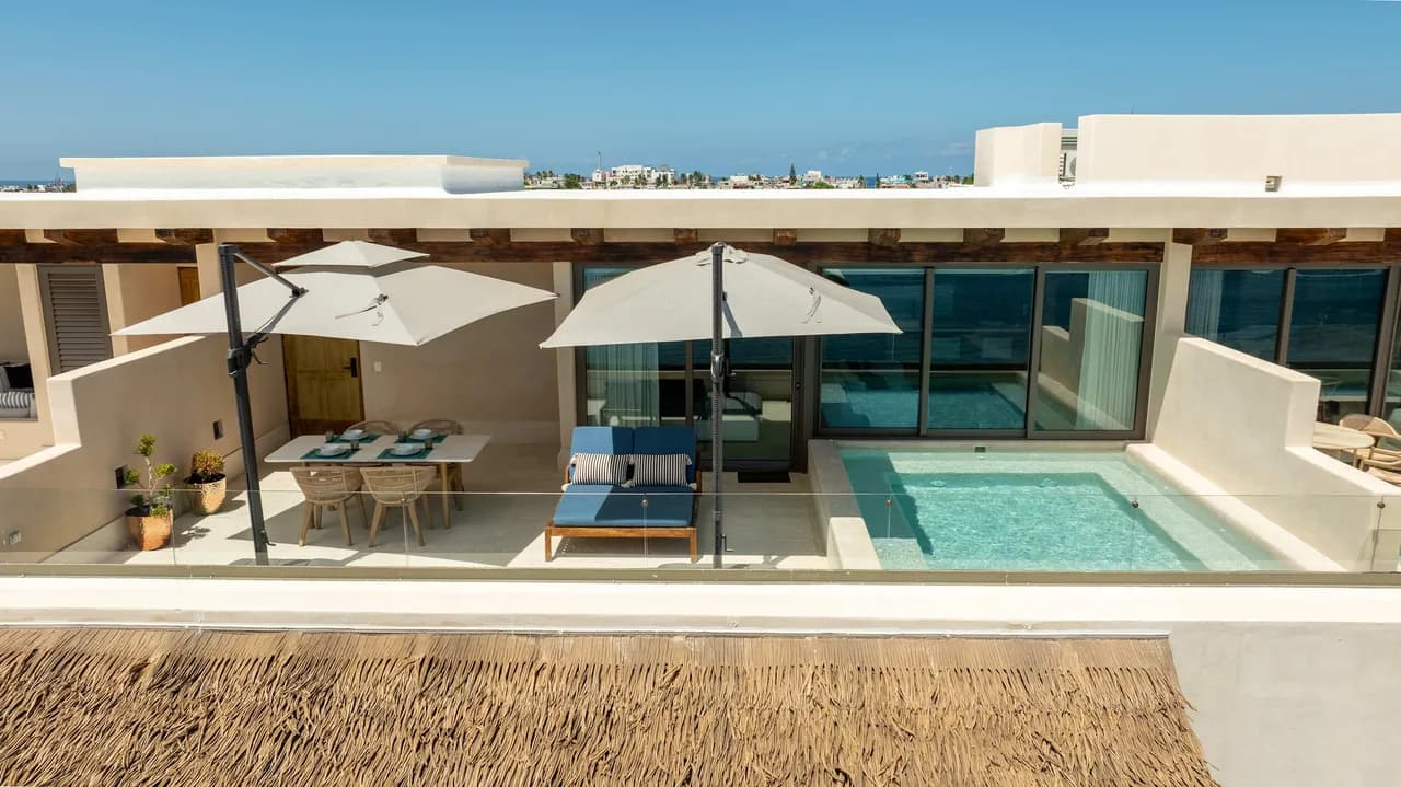 Luxury Stay | 5BR | Beachfront PH w/ Rooftop Pool photo 3