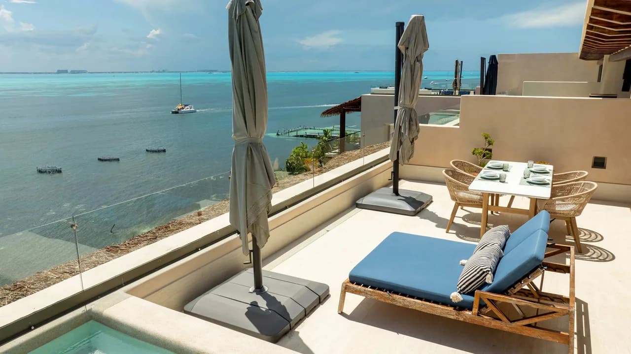 Luxury Stay | 5BR | Beachfront PH w/ Rooftop Pool photo 5