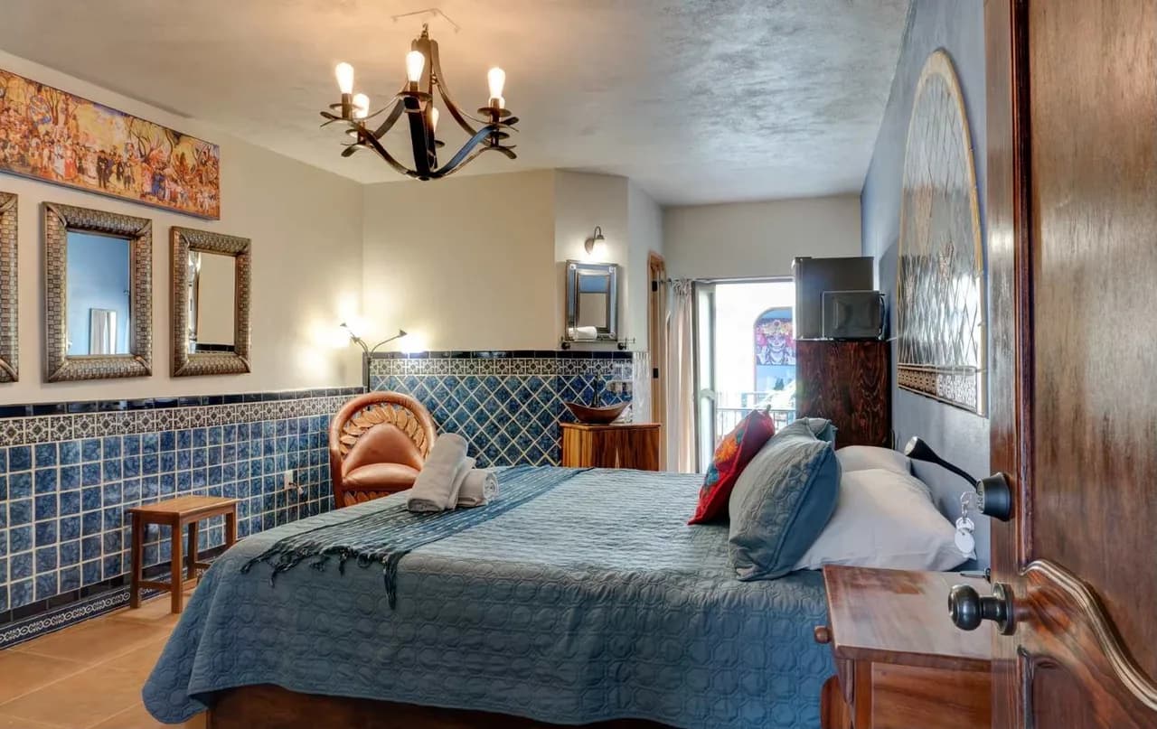 Colorful Six-Bedroom Villa in Guanajuato photo 2