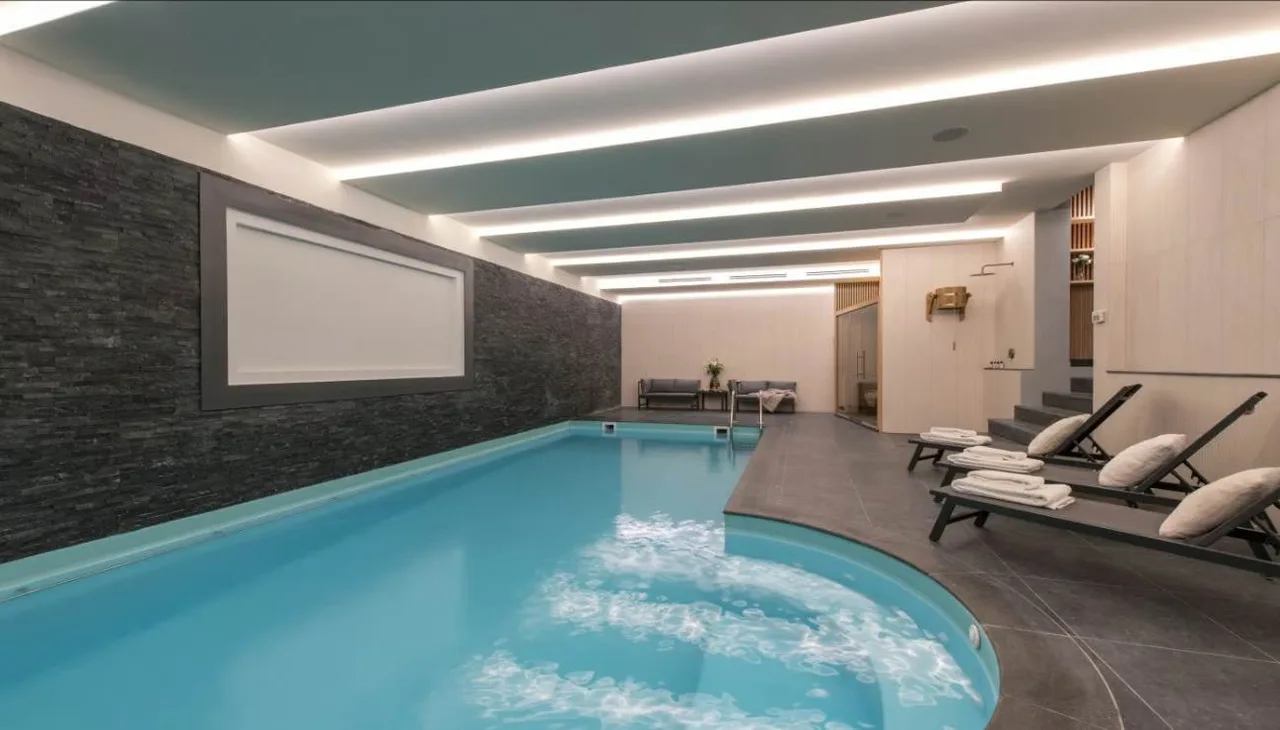 Ski-in/ski-out Val D'isère Chalet With Heated Pool photo 2
