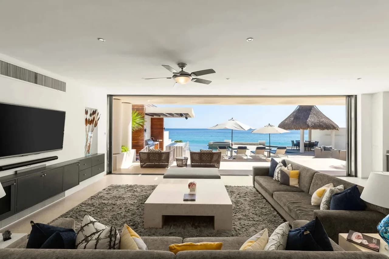 Exclusive Oceanfront Villa With Luxury Features photo 2