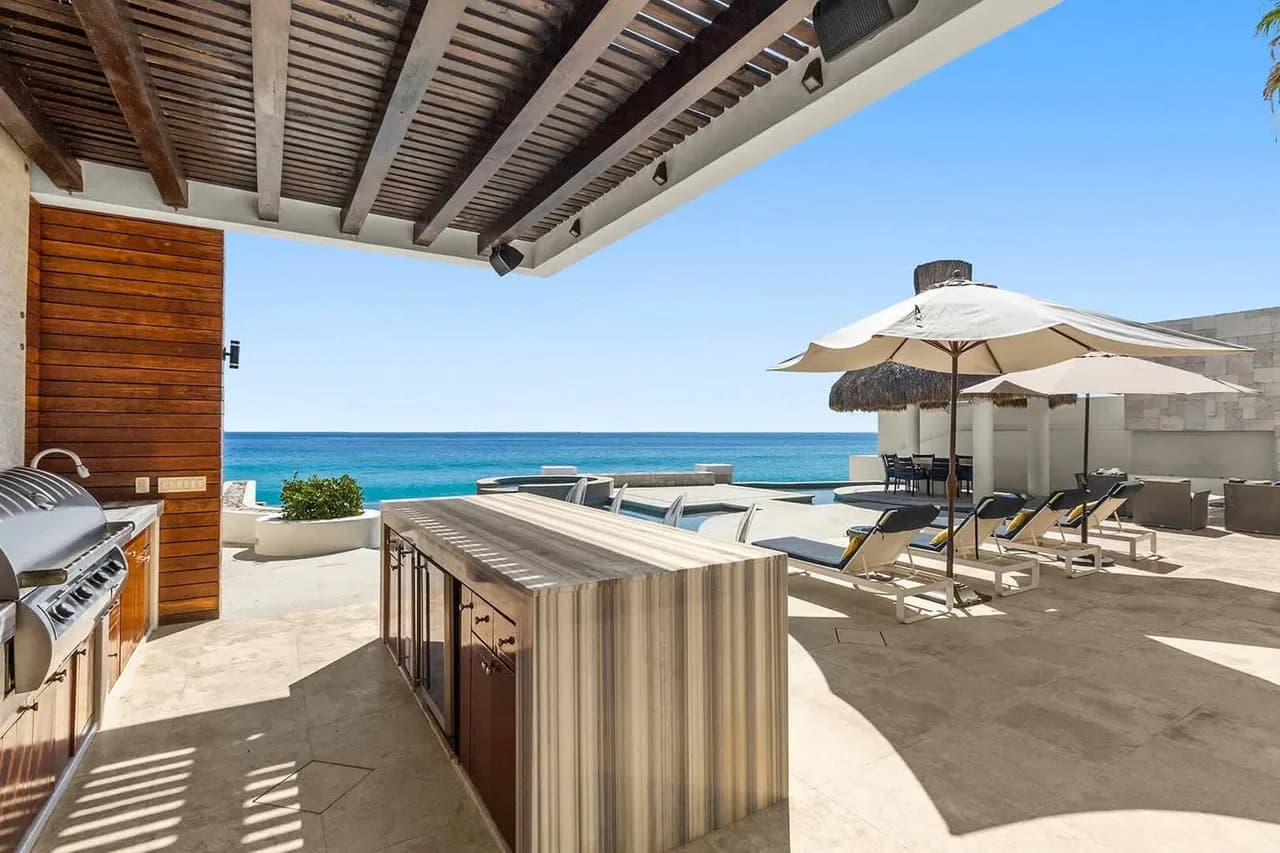 Exclusive Oceanfront Villa With Luxury Features photo 4