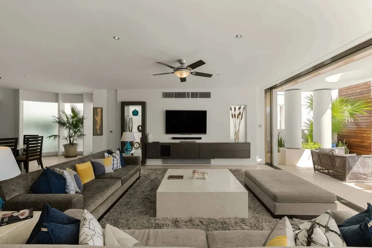 Exclusive Oceanfront Villa With Luxury Features photo 5