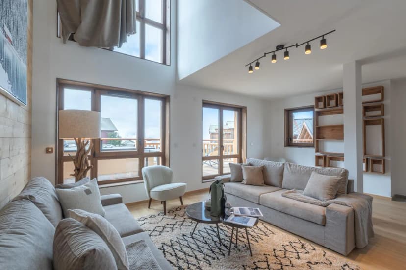 Elegant Alpine Apartment With Balcony Retreat