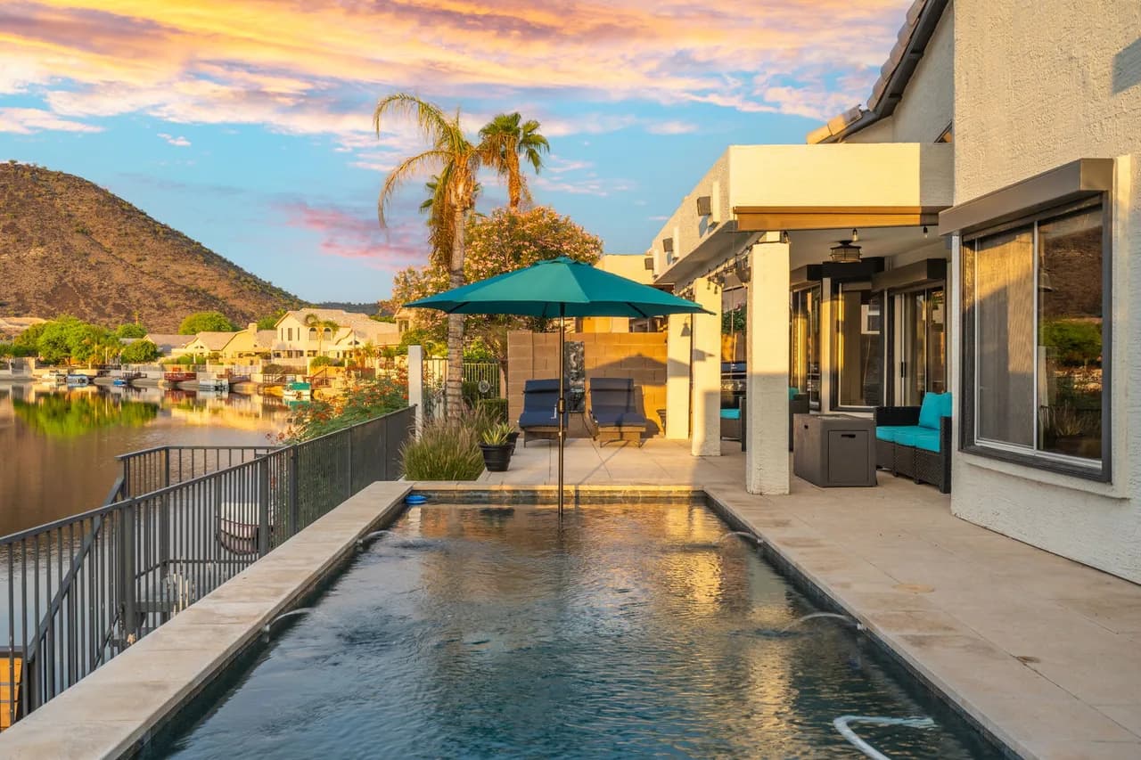 Waterfront Four Bedroom Villa in Glendale