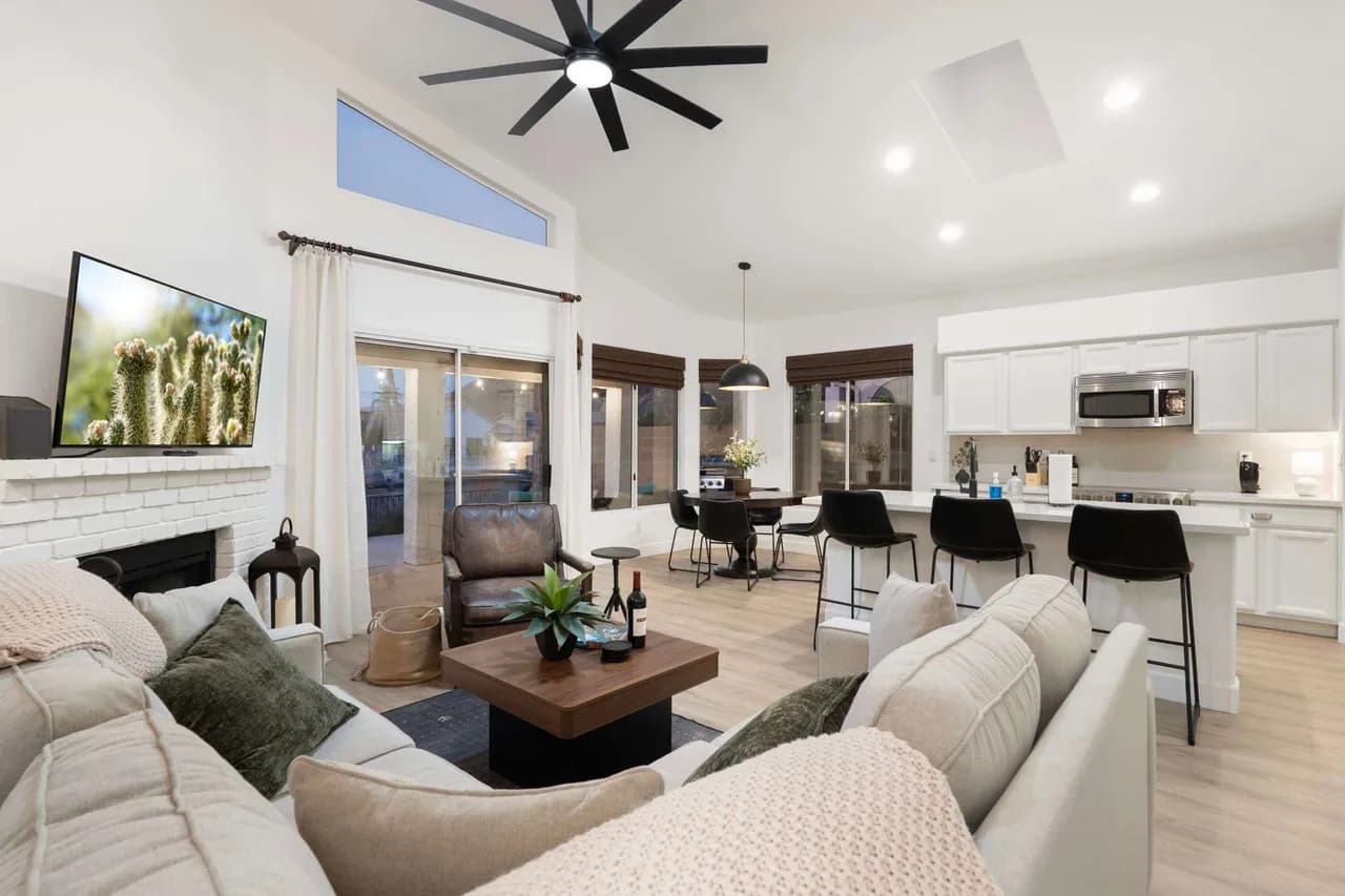 Waterfront Four Bedroom Villa in Glendale photo 3
