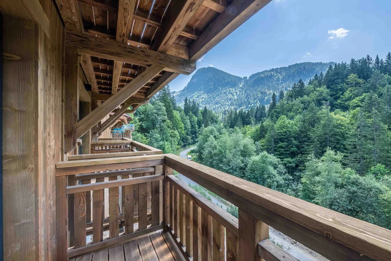 Spacious Chalet Getaway With Mountain Views