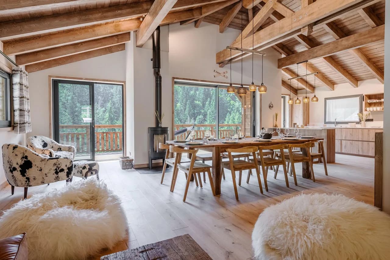 Spacious Chalet Getaway With Mountain Views photo 2