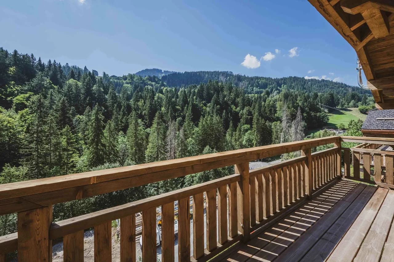 Spacious Chalet Getaway With Mountain Views photo 4