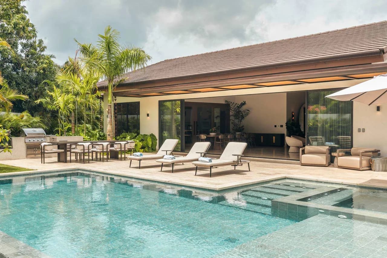 Modern Villa With Pool & BBQ