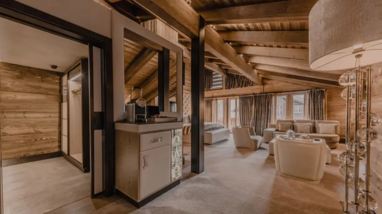 Cozy Lounge Suite With Balcony Views photo 3