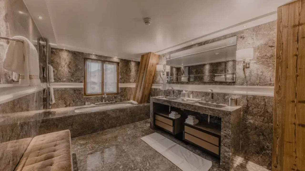 Cozy Lounge Suite With Balcony Views photo 4