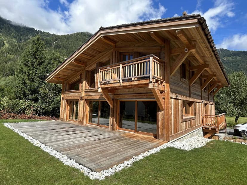 Spacious Chalet Retreat Featuring Outdoor Jacuzzi
