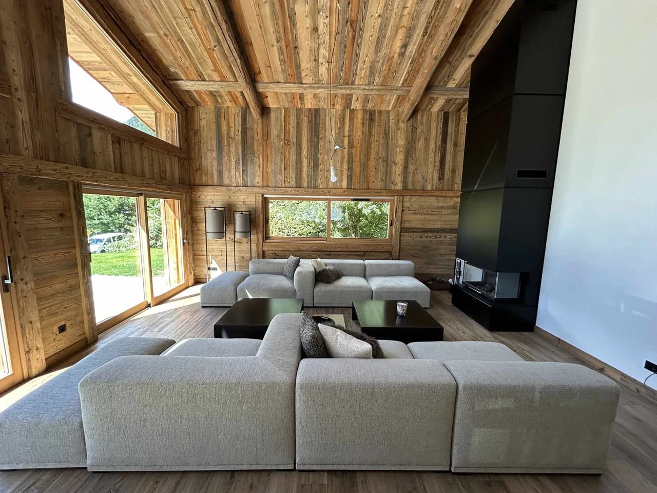 Spacious Chalet Retreat Featuring Outdoor Jacuzzi photo 2