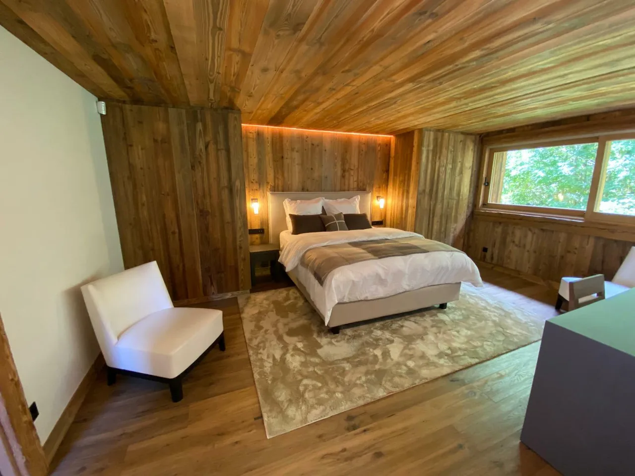 Spacious Chalet Retreat Featuring Outdoor Jacuzzi photo 3