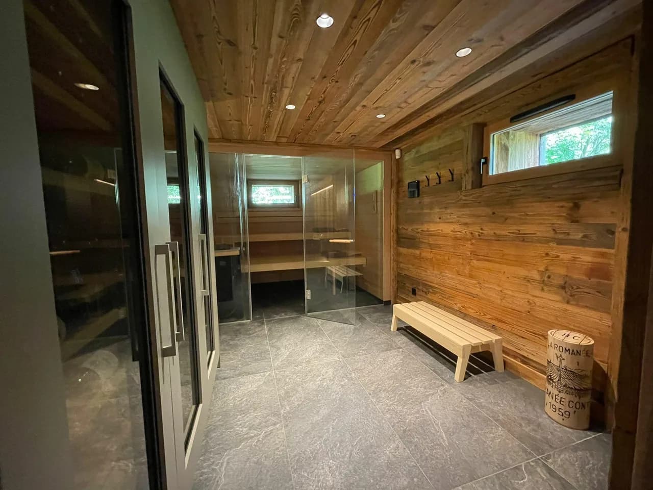 Spacious Chalet Retreat Featuring Outdoor Jacuzzi photo 4