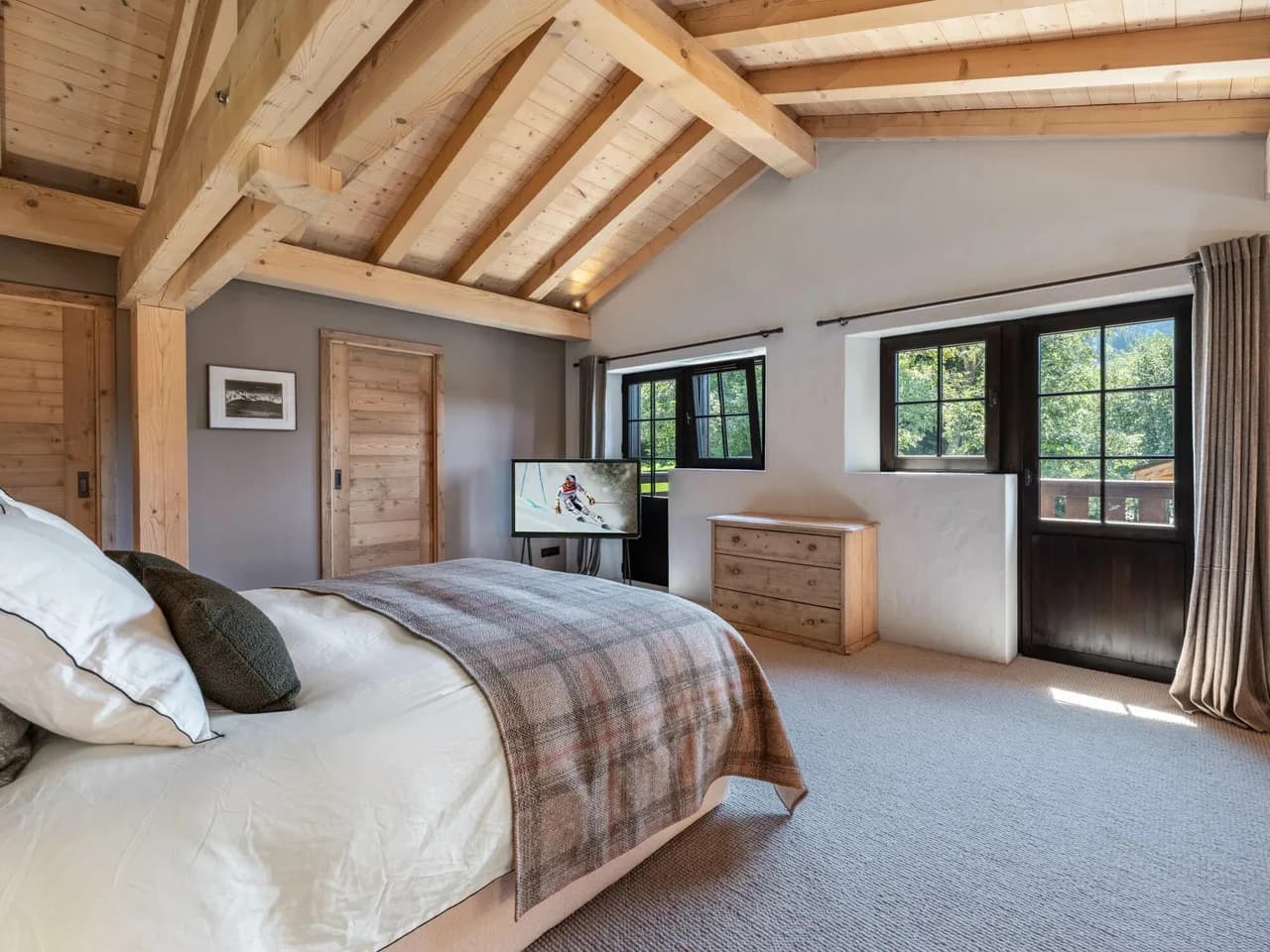 Elegant Chalet With Stunning Mountain Views photo 3