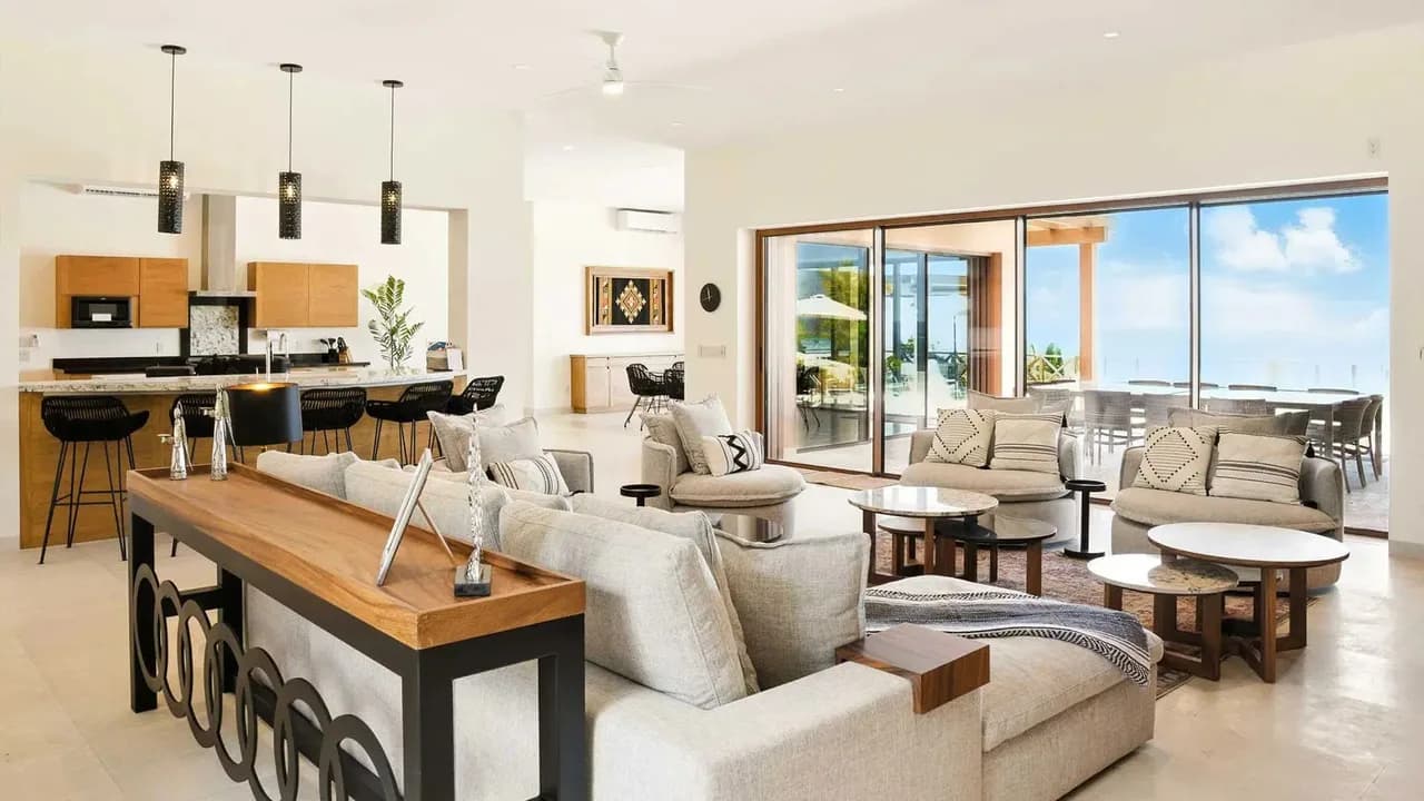 Elegant Beachfront Villa With Infinity Pool photo 2