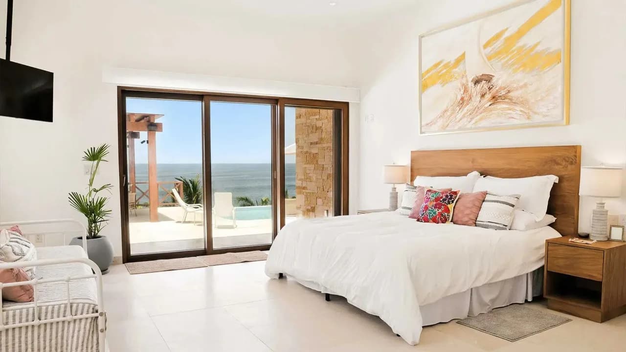 Elegant Beachfront Villa With Infinity Pool photo 3