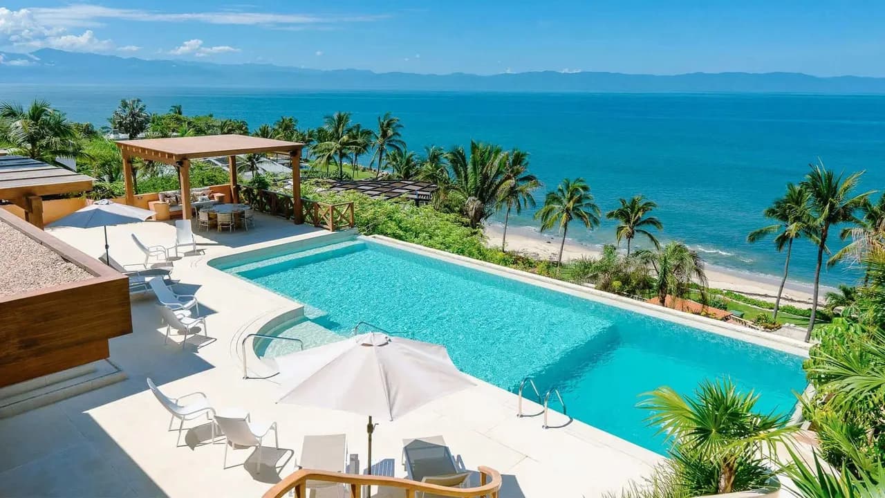 Elegant Beachfront Villa With Infinity Pool photo 4