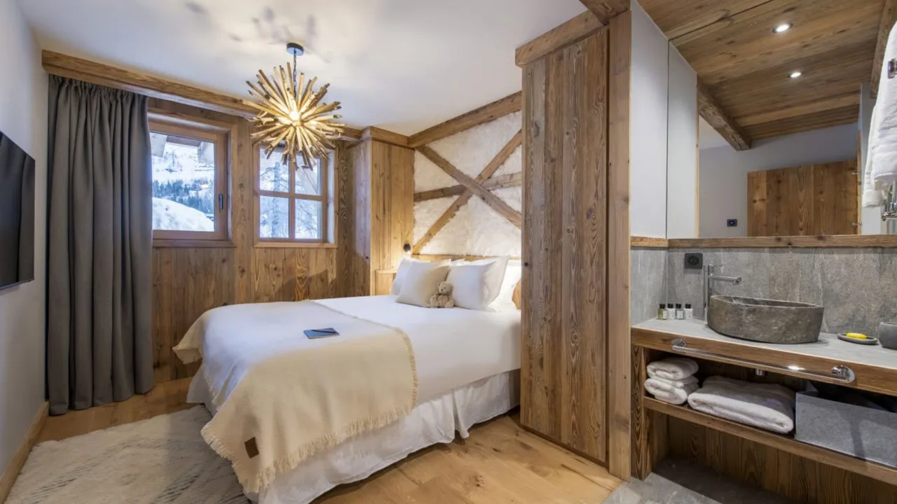 Elegant Mountain Chalet With Indoor Hot Tub photo 2