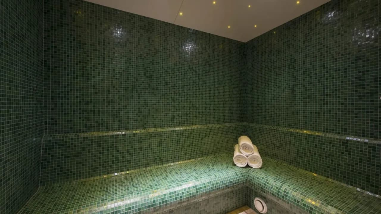 Spacious Alpine Retreat With Spa Access photo 3