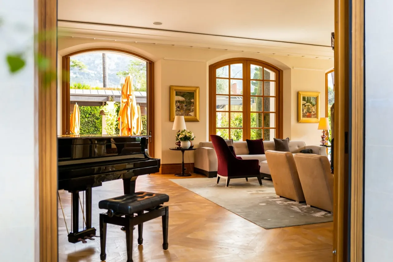 Seaside Villa with Grand Open Interiors photo 2