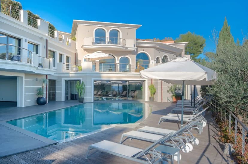 Elegant Villa With Fully Equipped Kitchens