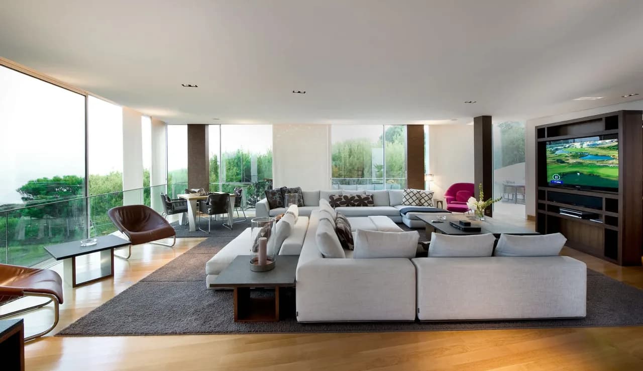 Modern Villa With Pool And Gym photo 2