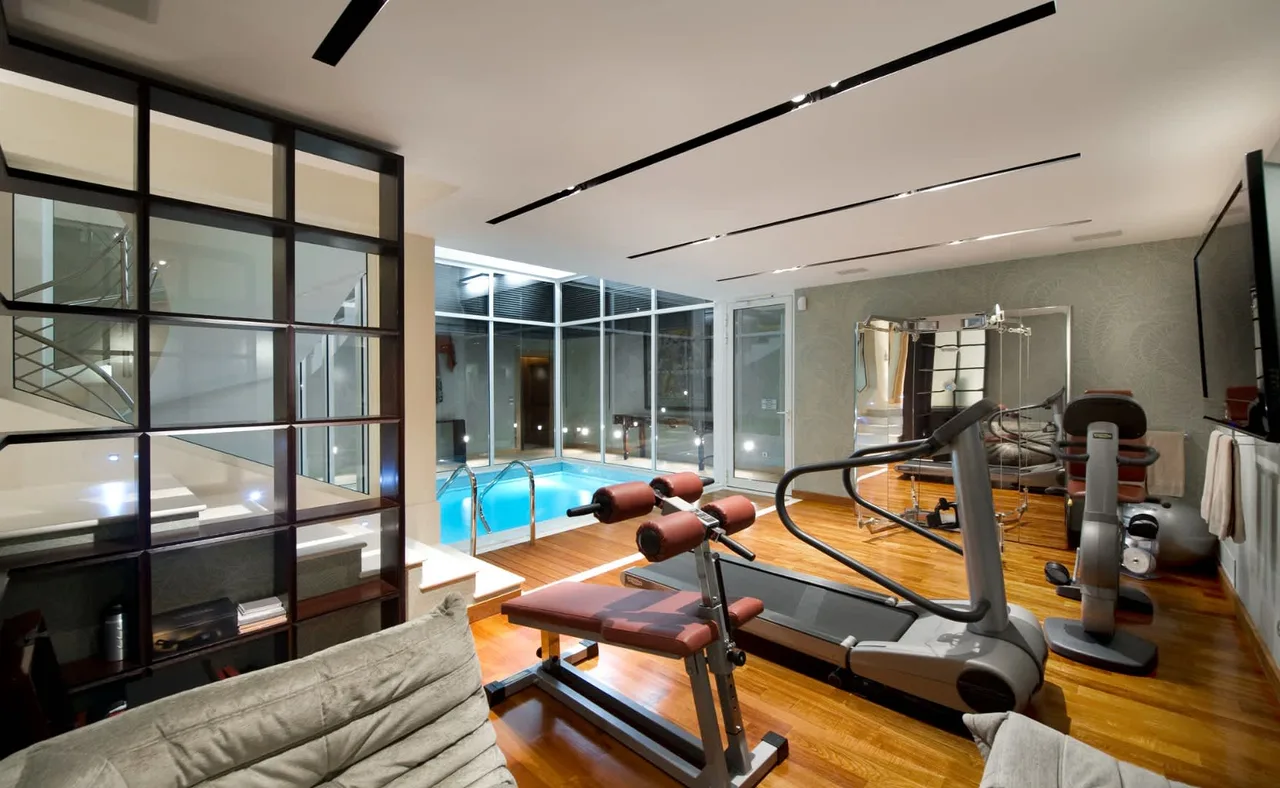 Modern Villa With Pool And Gym photo 4