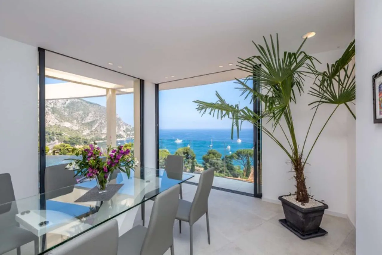 Elegant Villa With Expansive Outdoor Spaces photo 3