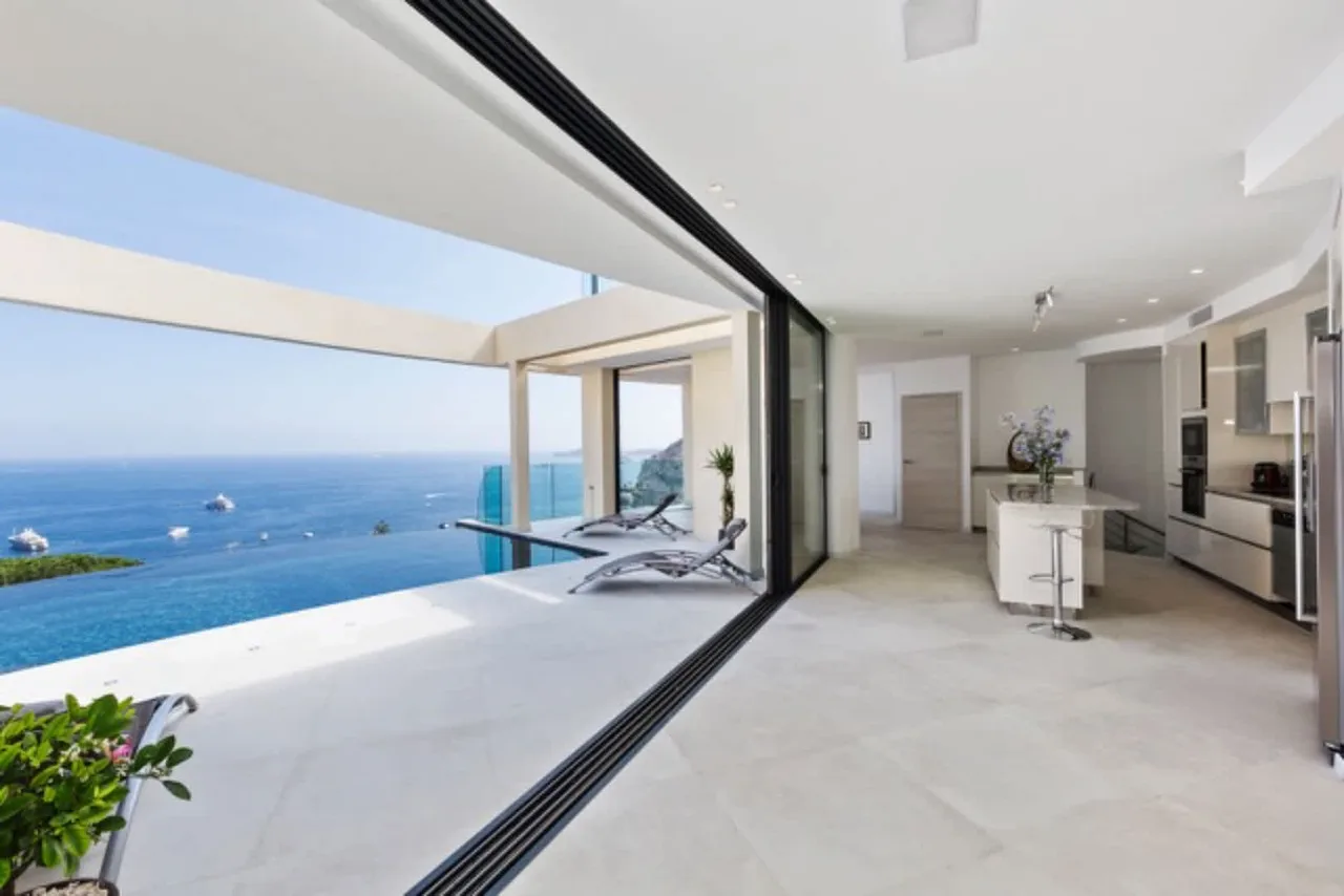 Elegant Villa With Expansive Outdoor Spaces photo 5