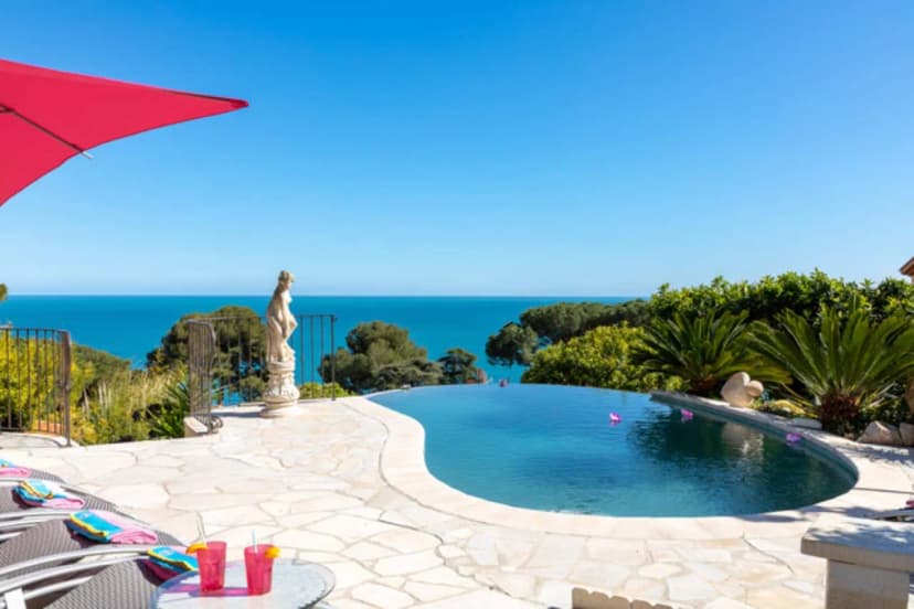 Comfortable Villa With Two-Car Private Garage