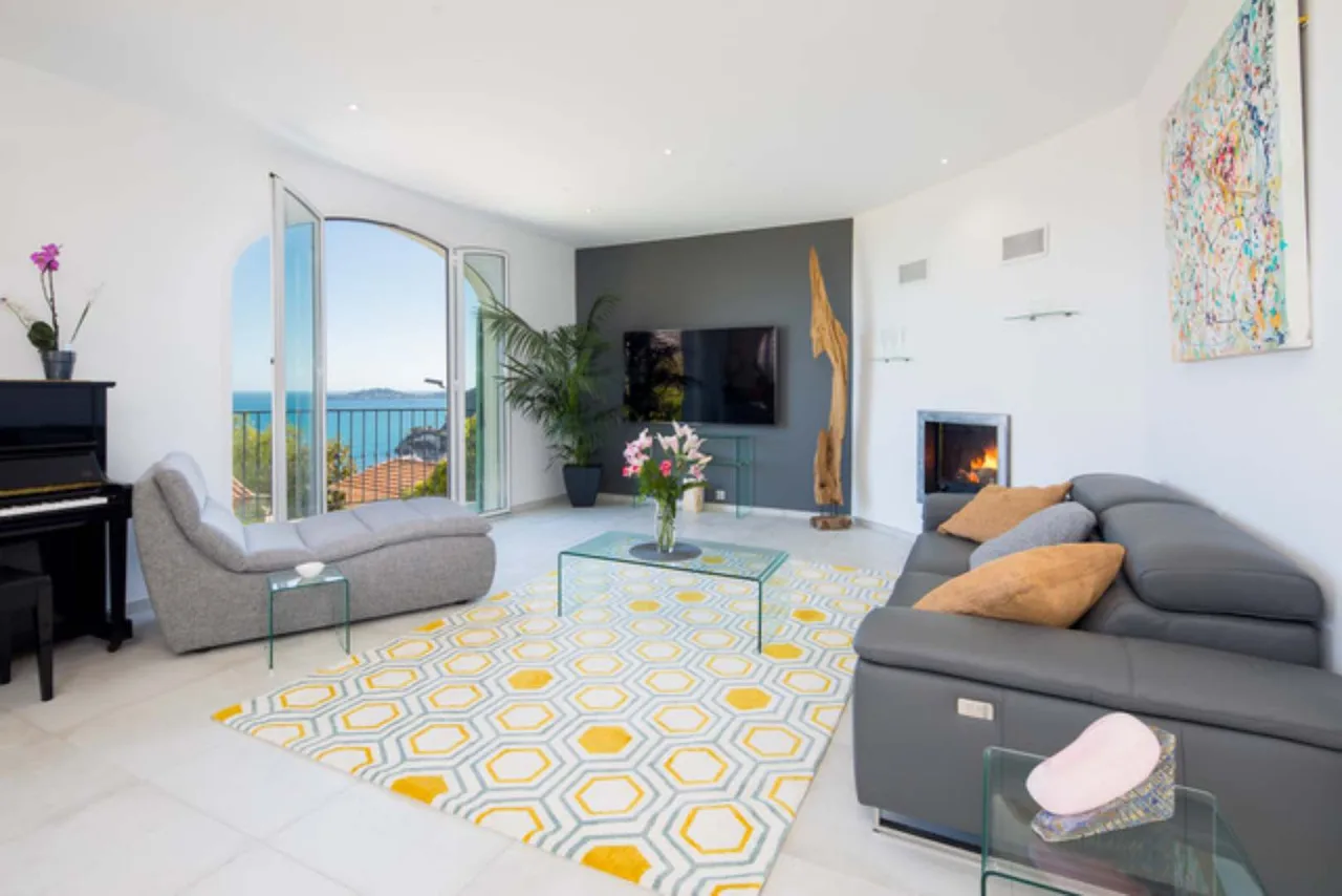 Comfortable Villa With Two-Car Private Garage photo 2