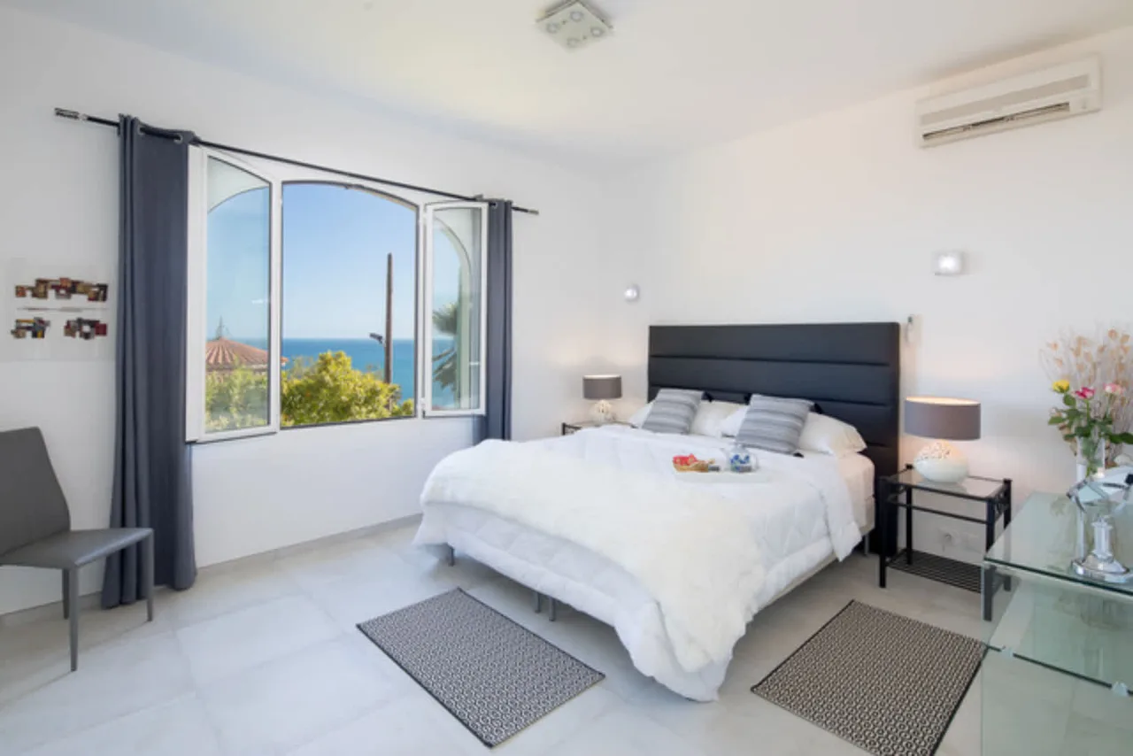 Comfortable Villa With Two-Car Private Garage photo 3