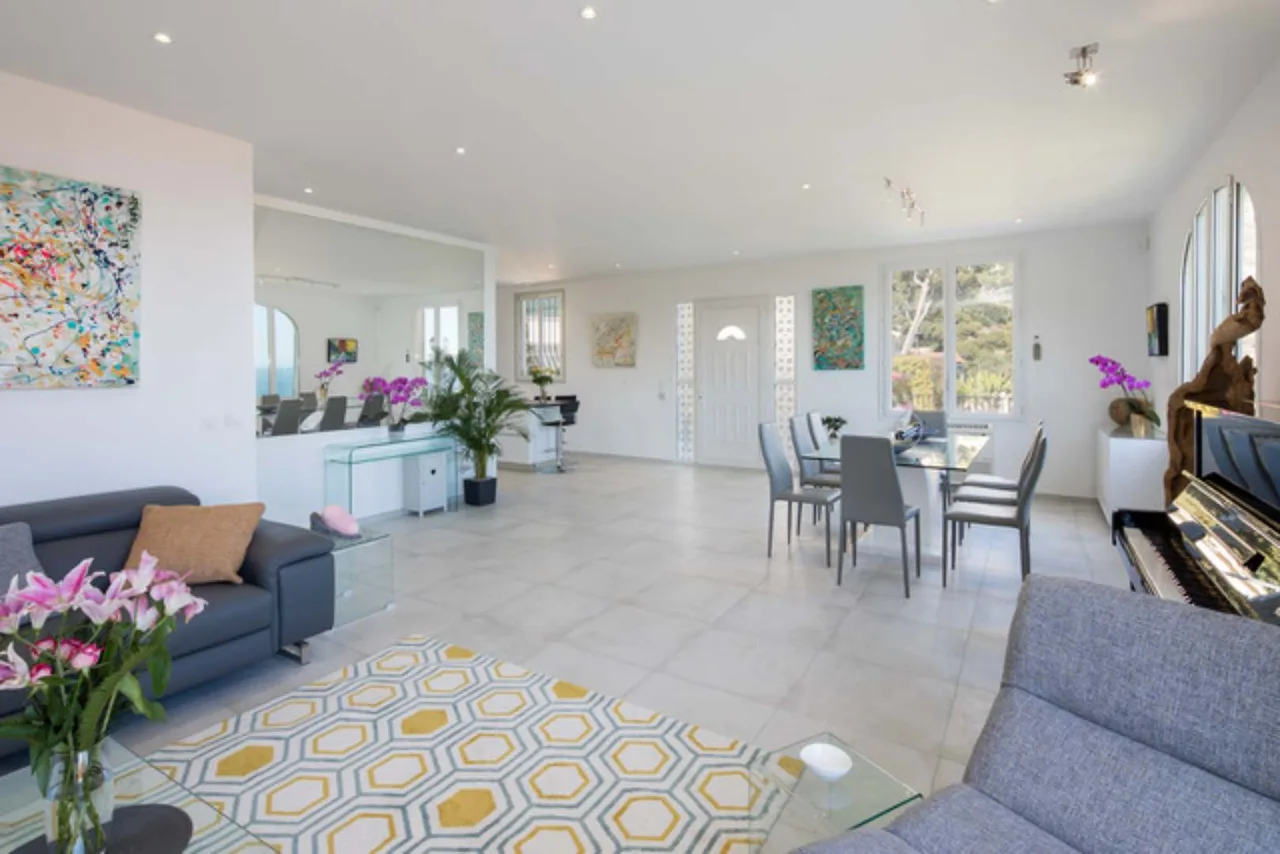 Comfortable Villa With Two-Car Private Garage photo 5