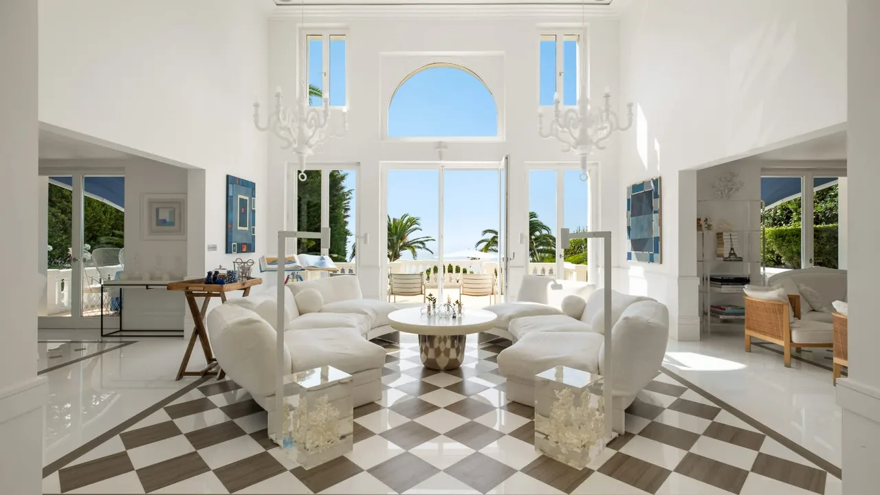 Refined Villa With Four Luxury Bedrooms photo 2