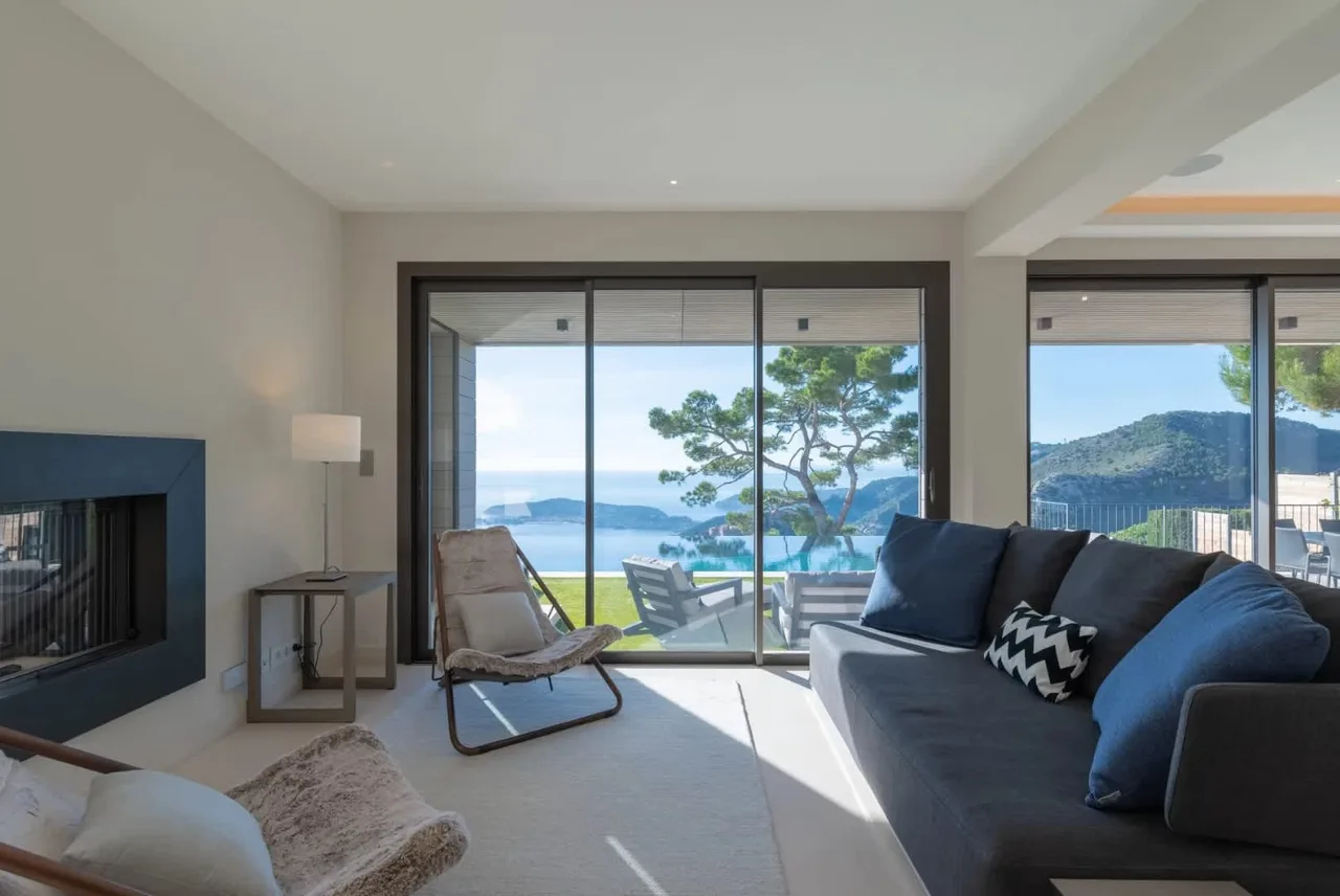 Modern Villa With Bright Airy Interiors photo 4