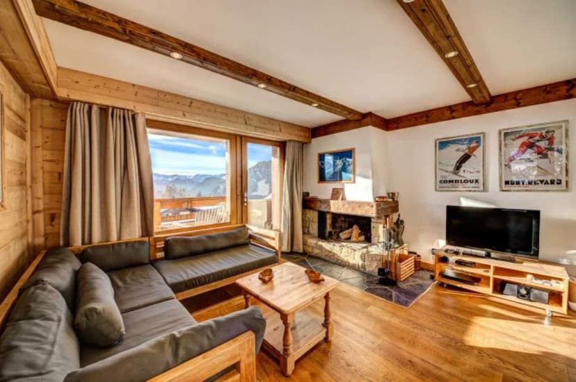 Bright Corner Apartment With Mountain Views