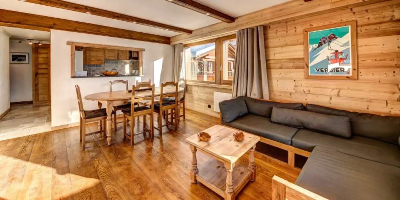 Bright Corner Apartment With Mountain Views photo 3