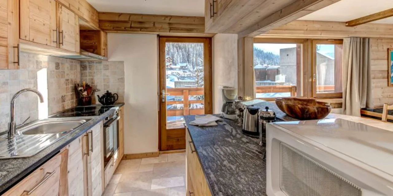 Bright Corner Apartment With Mountain Views photo 5