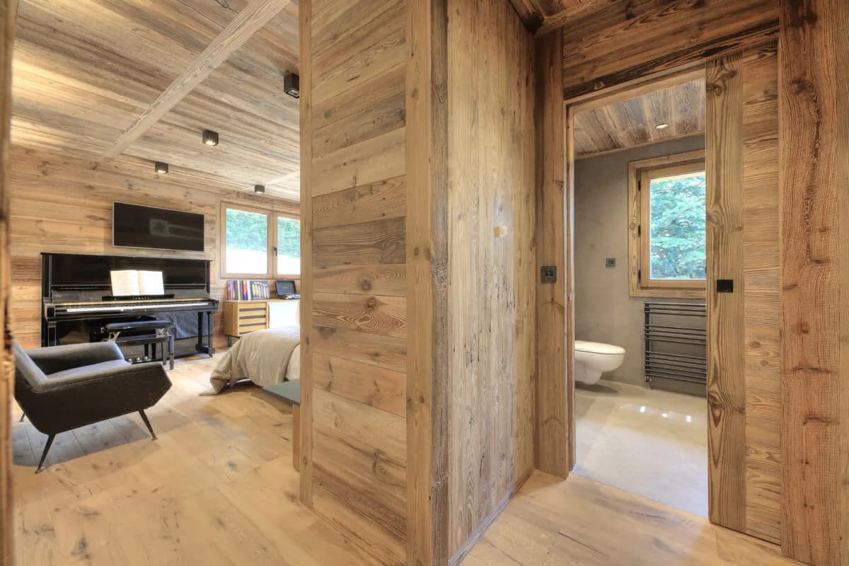 Sophisticated Alpine Chalet With Elegant Interiors photo 2