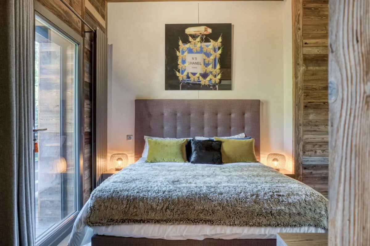 Family Chalet Comfort With Fireplace Warmth photo 3