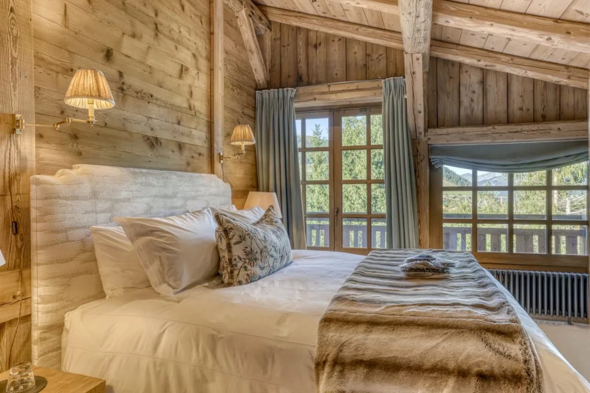 Charming Chalet With Sunlit Alpine Interiors photo 3