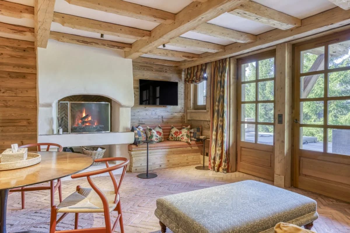 Charming Chalet With Sunlit Alpine Interiors photo 5
