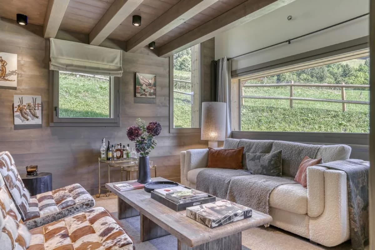 Bright Alpine Escape with Mountain Outlook photo 4